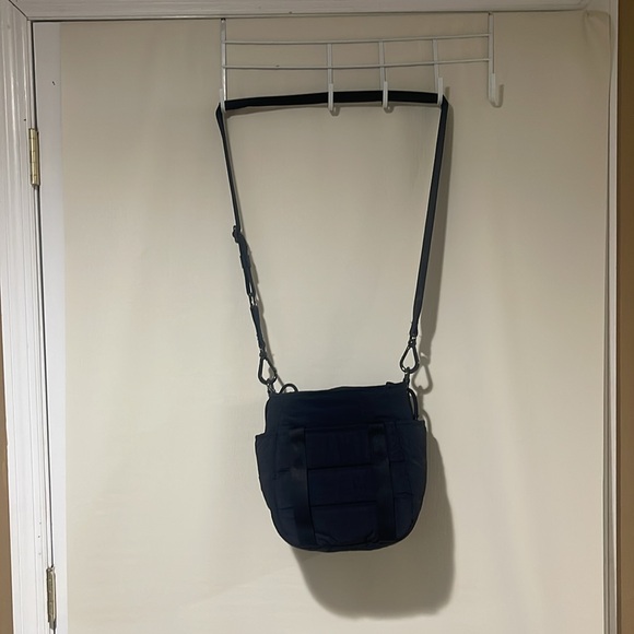 NWOT LULULEMON Dash All Day CrossBody Bucket Black Bag - Picture 7 of 17